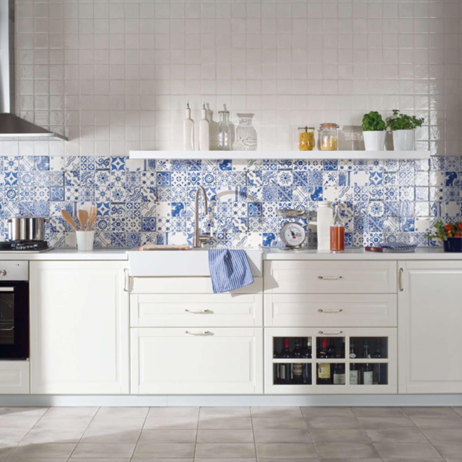 тарелки с синим рисунком. керамическая плитка коллекции amalfi (coliseumgres). Cersanit majolica. плитка майолика для кухни на фартук. майолика в интерьере ванной.